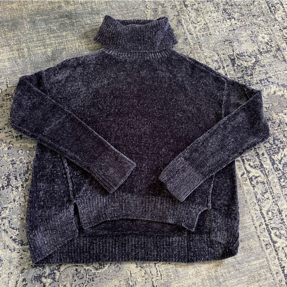 Romeo & Juliet Couture Turtleneck M